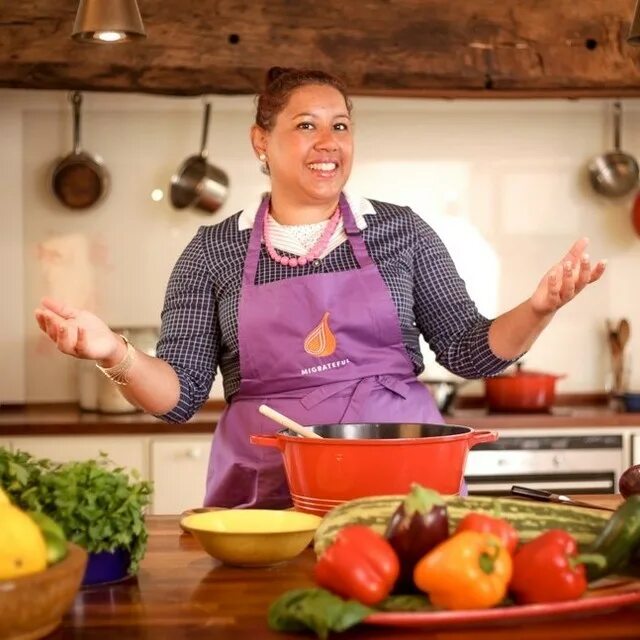 женщина на кухне. женщина готовит на кухне. женщина на кухне сток. Happy woman in kitchen cooking. женщина готовит еду.