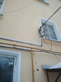 Кабель по фасаду дома