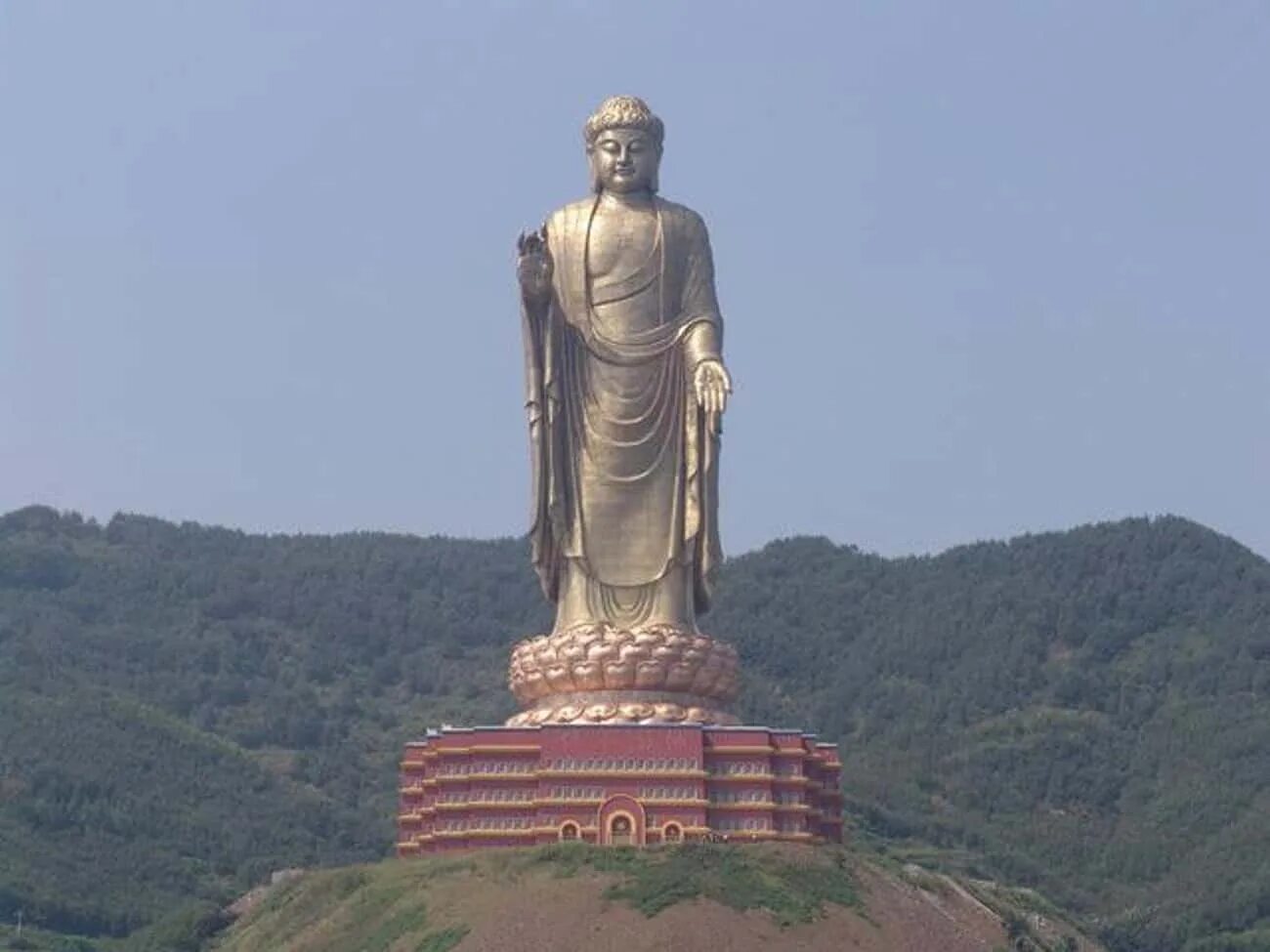 Большие статуи. Будда весеннего храма Китай. Статуя Будды весеннего храма в Китае. Весенний храм Будды, Китай, 153 метра. Самая высокая статуя в мире статуя Будды 442 метра.
