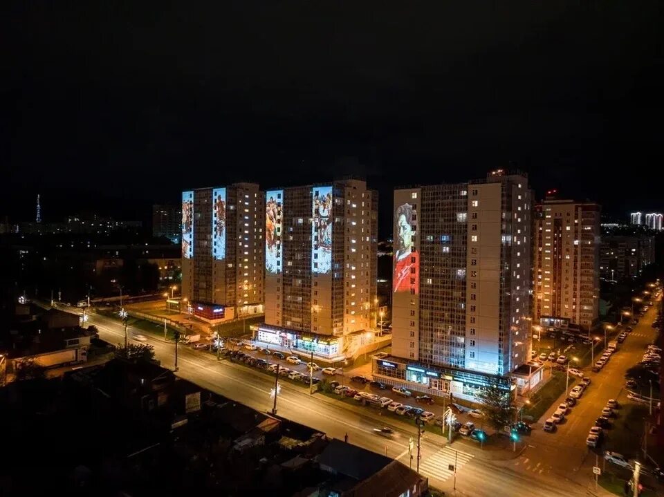 Тихие росы красноярск. Красноярск дом на новый год. Красноярск дом на новый год. Новогодний город. Современный красноярск.