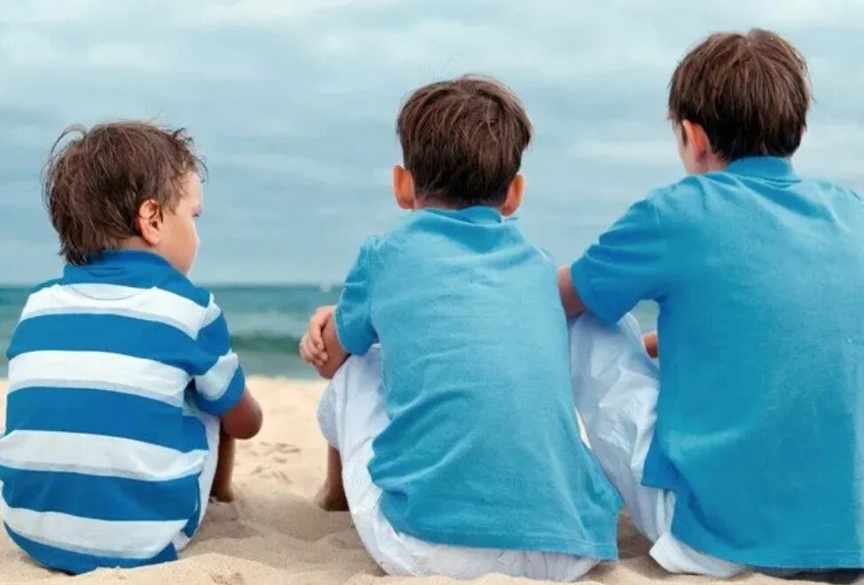 Картинка 3 мальчика. Два мальчика ребенка со спины. Трое детей спиной. Мальчик на троих. Ребенок сидит спиной.