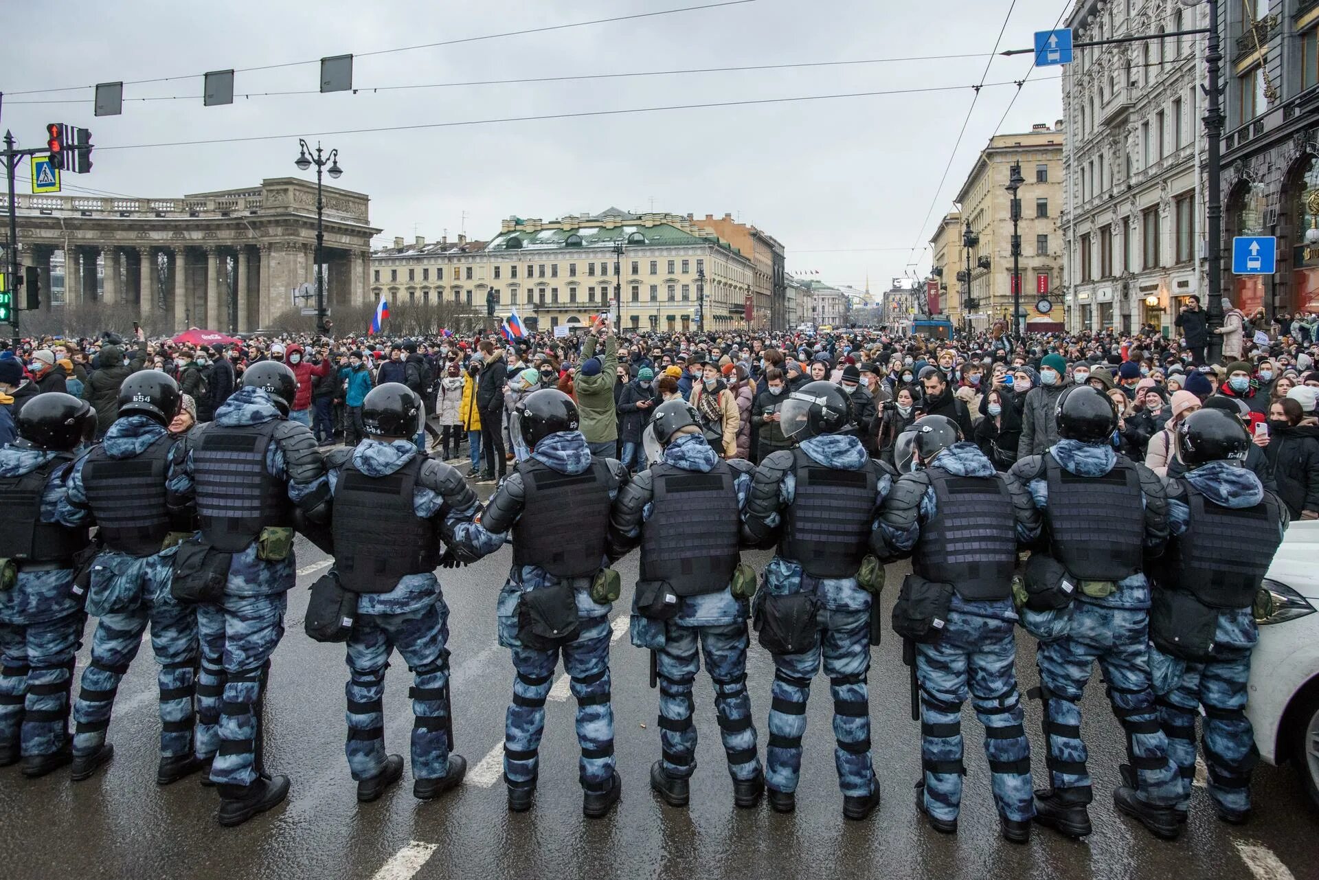 Полиция имеет право проводить оцепление участков. Омон оцепление. росгвардейцы на митинге. толпа омона. оцепление полиции.