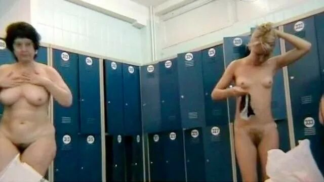 Голые Зрелые Женщина В Раздевалки Видео