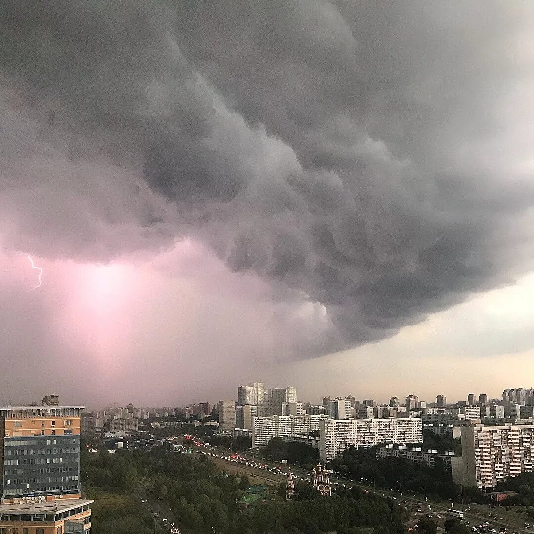 В москве ожидается ураган. Торнадо в Москве. Ураган в Москве. Тучи над городом. Ураган в городе.