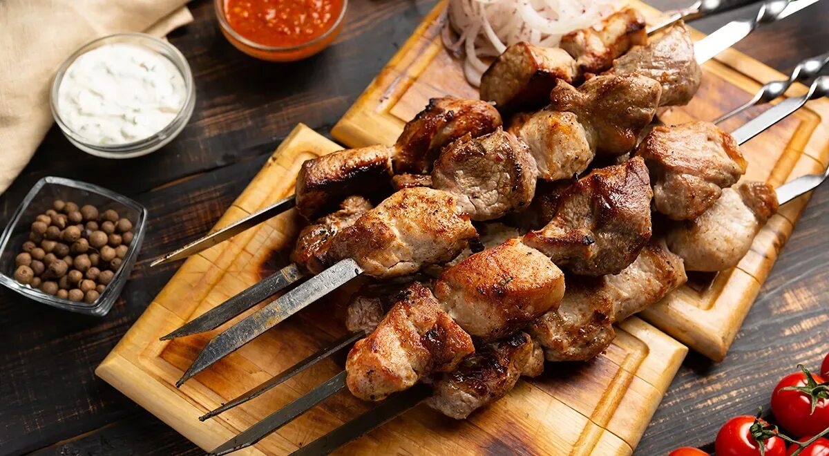 Кот шашлык читать. Шашлык нежный. шашлык на мангале. мясо для шашлыка.