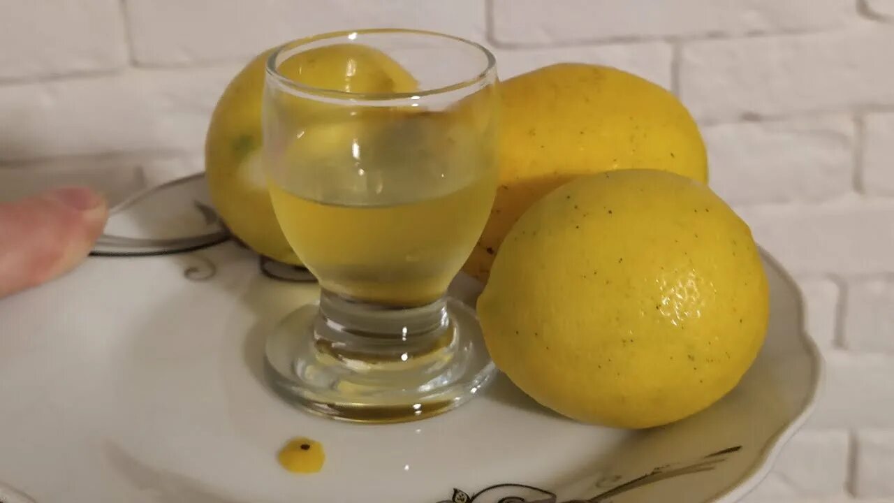 Рецепты приготовления лимончелло на самогоне. Лимончелло 40 градусов. АЛКОФАН Лимончелло. Лимончелло крем ликер. Лимончелло фото.