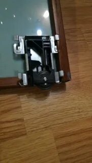 Как снять ролик нижний