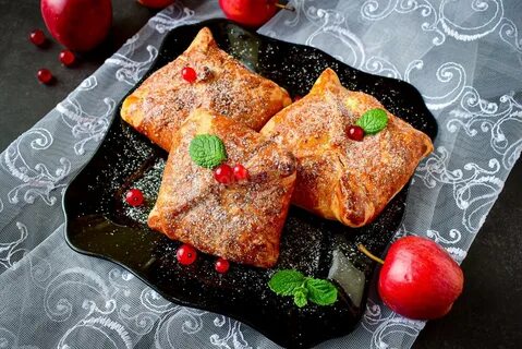Конвертики из слоеного теста с яблоками