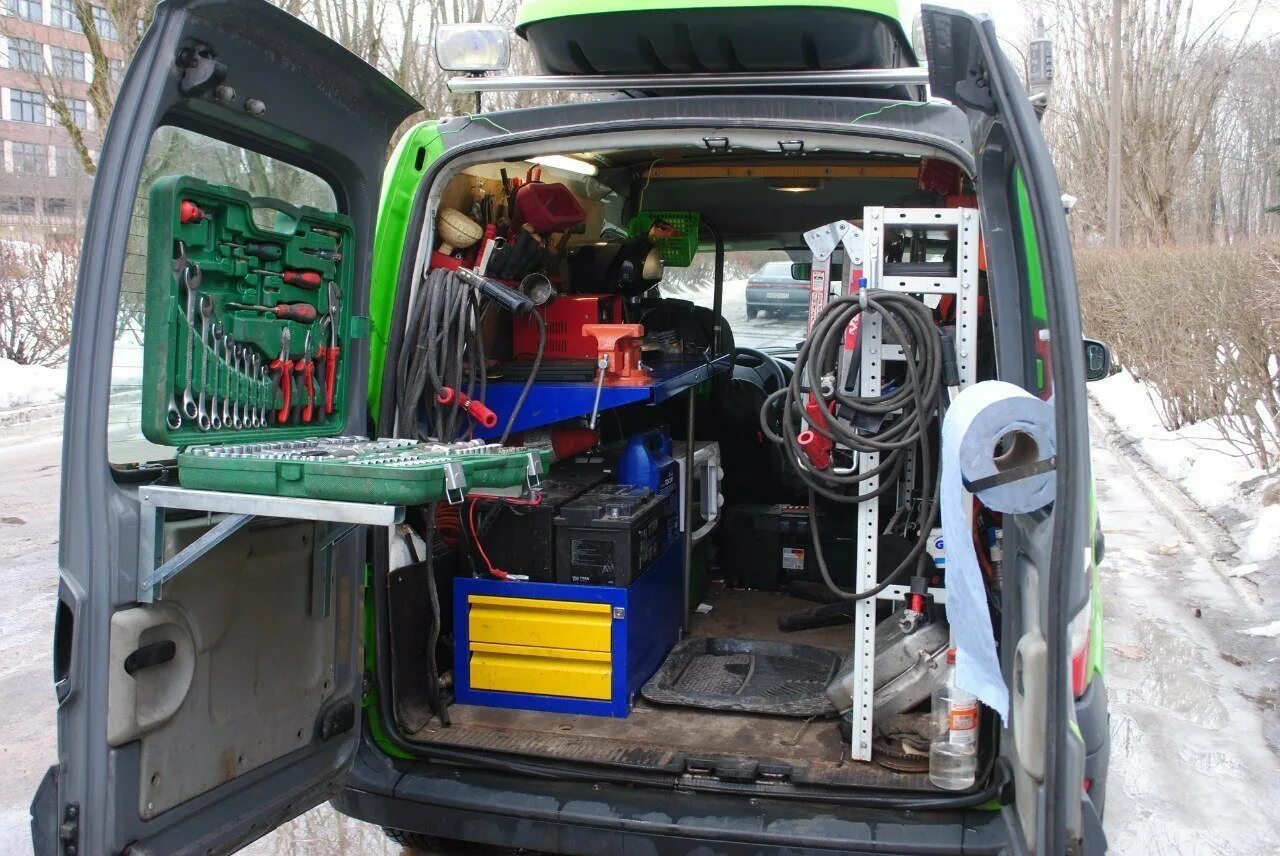 Машина техпомощи на дороге. Помощь на дороге шиномонтаж. Техпомощь прикурить. Прикурить автомобиль уфа. Выездная техпомощь на дороге.