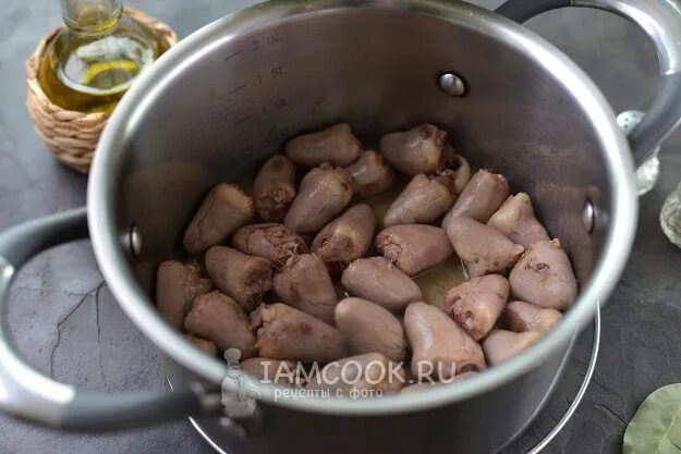 Куриные сердечки с картошкой в кастрюле. Куриные сердца с картошкой.