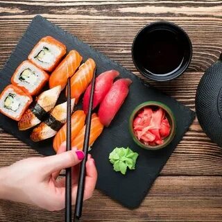 Вкусно едят суши