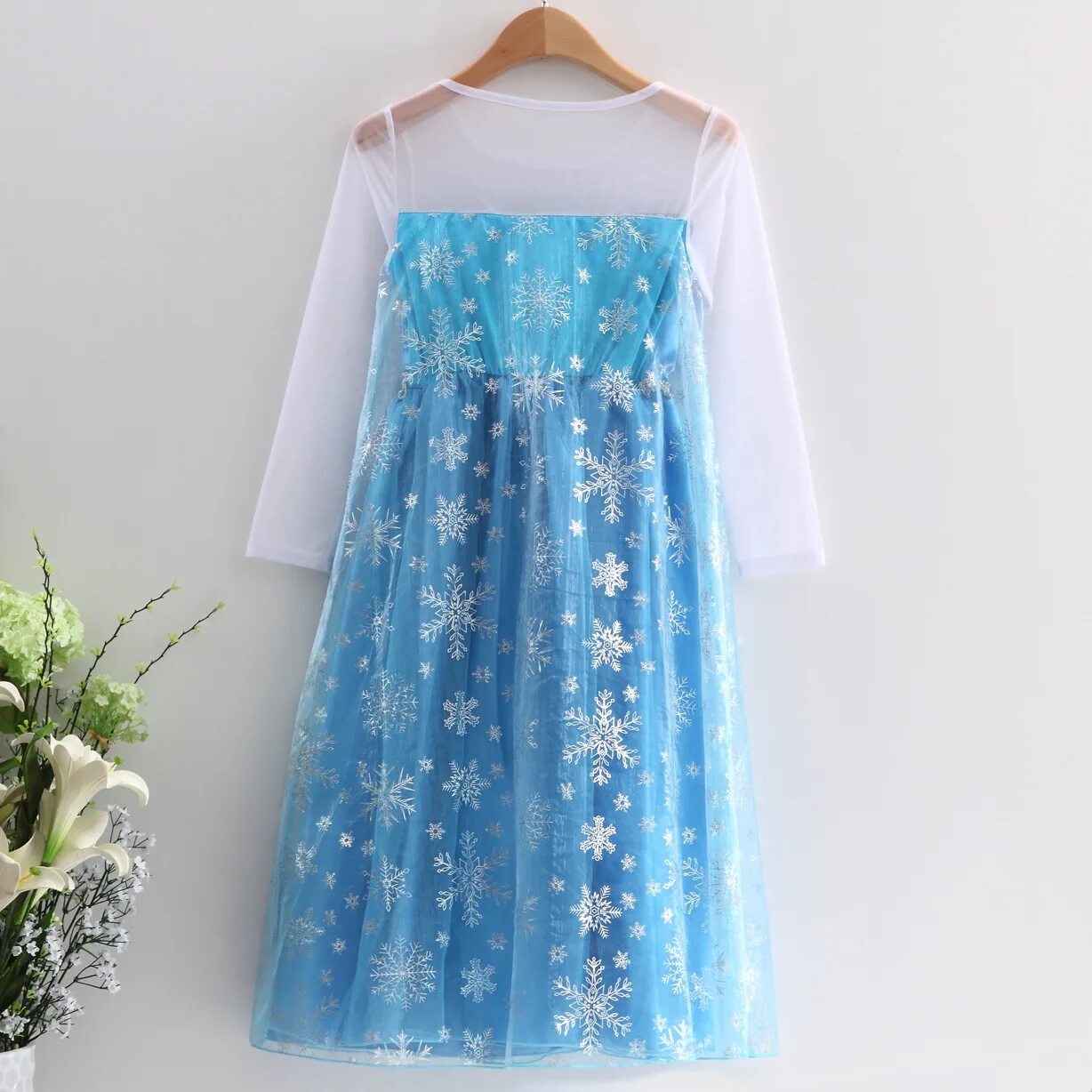 Платье снежинки для девочки. Платья со снежинками. Платье снежинки. Снежинка в синем платье. Платье снежинки для новогоднего.