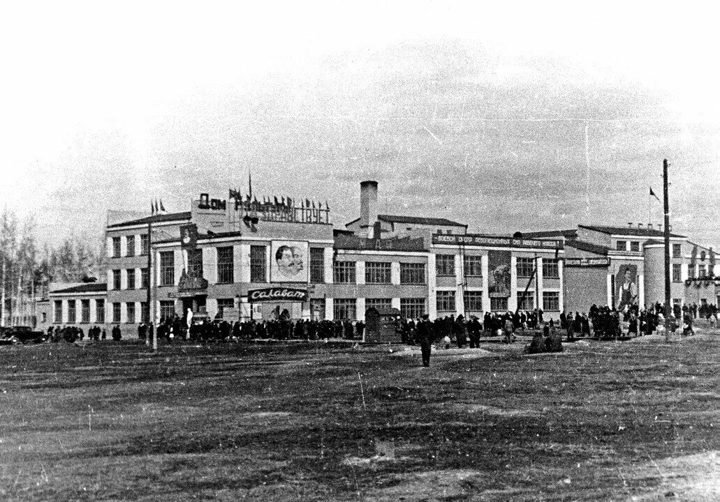 Культура красноуральск. Памятник севастьянову в красноуральске. Красноуральск свердловская область дк металлург. Памятники красноуральска. Красноуральск дворец культуры.