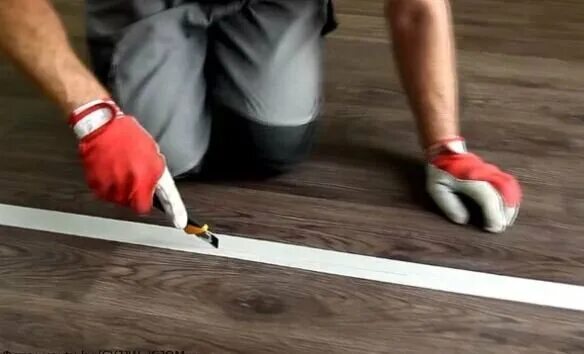 Как замерить линолеум. Линолеумна досчатый пол. Как замерить линолеум. Укладка линолеума замер стен. Таблица расчета линолеума.