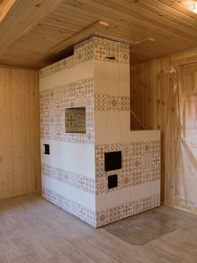 Кафельная плитка для печки. Печь голландка облицованная плиткой. Отделка печки плиткой. Печь отделанная плиткой. Какой плиткой можно обложить печь в доме.