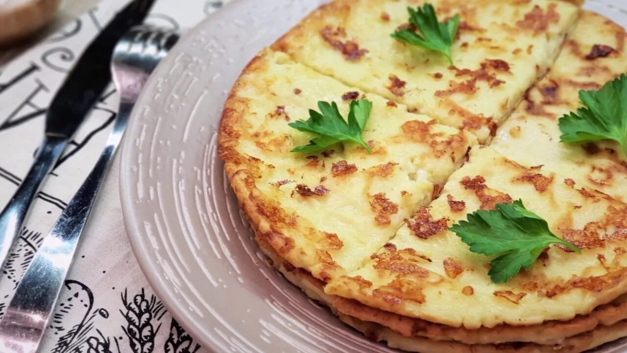 Лепешка с яйцом и сыром на сковороде. Ленивые хачапури (сырные лепешки). Ленивые хачапури (сырные лепёшки на сковороде). Хачапури Арцах.