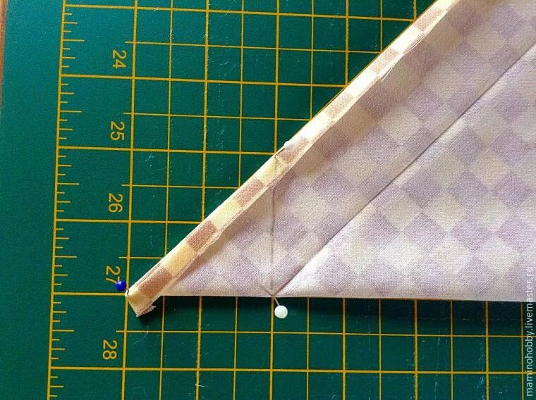 Как прошить угол. Подшить уголок косынки. обработка углов косынки. обработка острых углов косынки. как сшить угол.