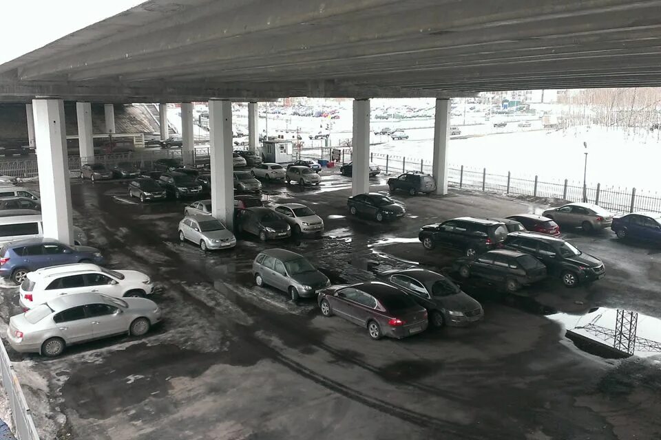 Машина на парковке. Стоянка автомобилей. Адреса автостоянок. Стоянка грузовиков. Открытая стоянка автомобилей.
