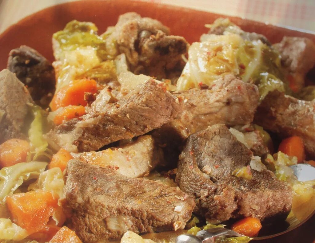 Тушеное мясо. Рагу говяжьи. Рагу мясные блюда. Рагу мясные блюда. Гювеч из говядины.