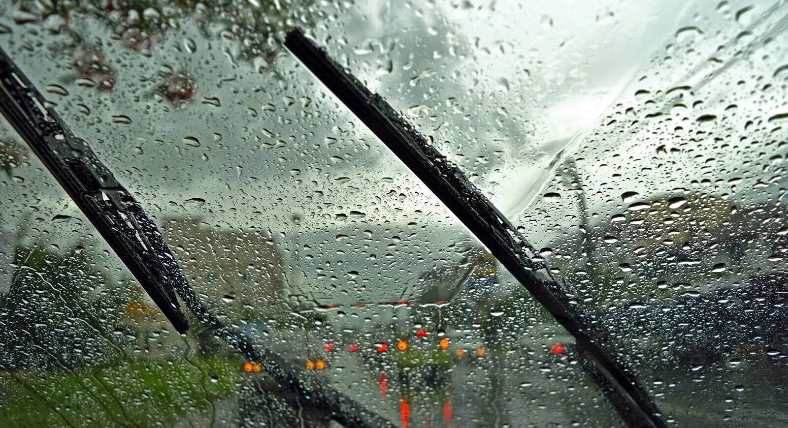 Дождь н а лобовом стеклеа. Плохая работа дворников. Дворники на лобовом стекле. Дворники автомобильные на стекле. Плохая работа дворников.