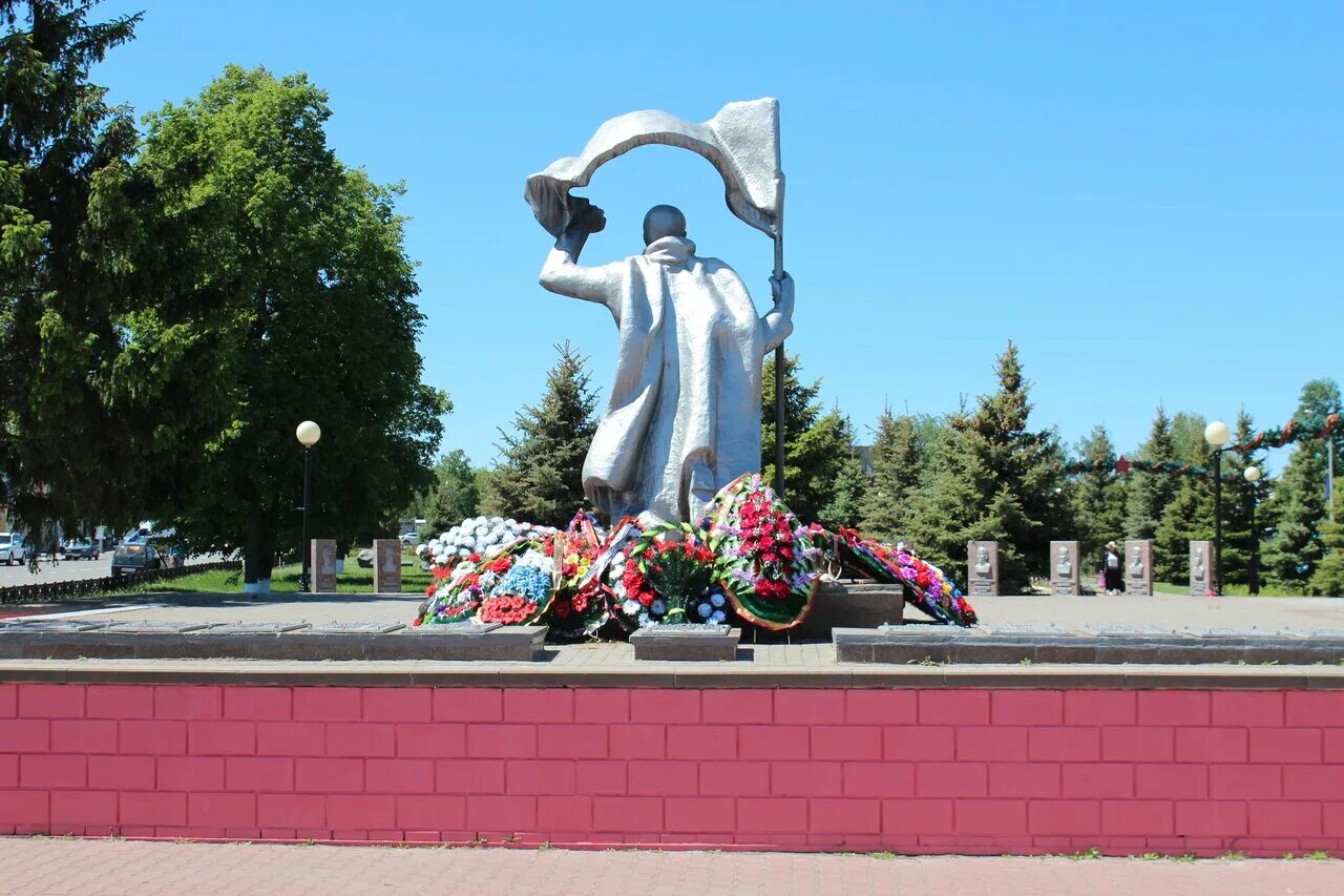 П волоконовка белгородской. Волоконовка Белгородская. Памятник самолет Волоконовка Белгородская область. Пгт Волоконовка Волоконовский район. Аллея славы Волоконовка.