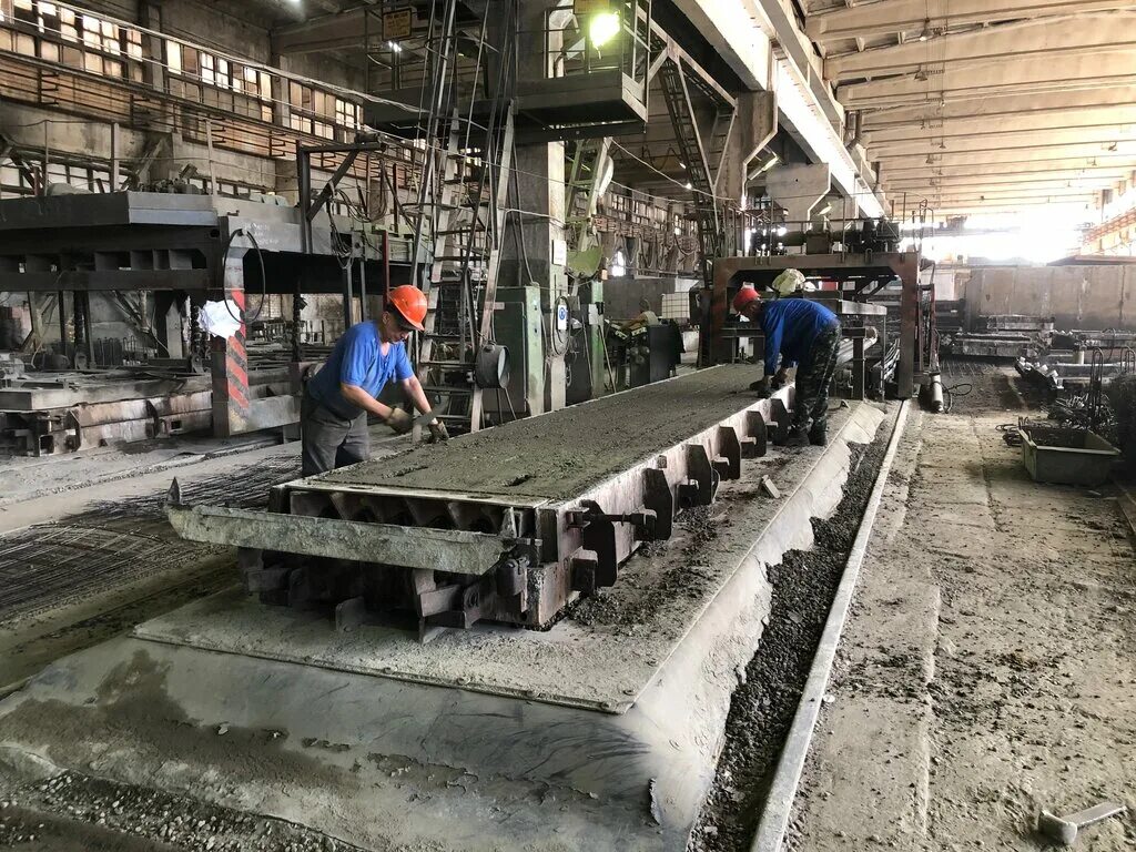 Формовщик жби. Завод зжби магнитогорск. Работа завода жби. Цех завода железобетонных изделий. Формовщик железобетонных изделий и конструкций.