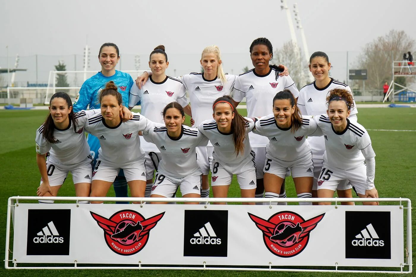 Женский футбольный клуб реал мадрид. Женская команда реал мадрид по футболу. Реал мадрид женский фото. Женский реал мадрид состав. Женское футбол реал мадрид.