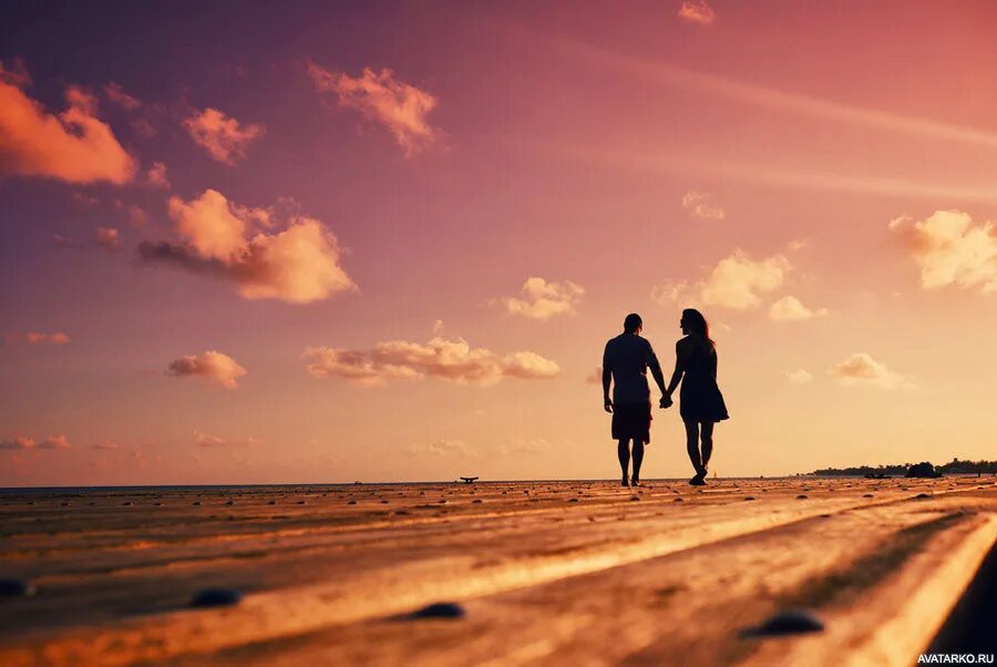 Идущие вместе фото. Дальше вместе. Влюбленные на берегу моря. Мы должны быть вместе картинки. Два человека на закате.