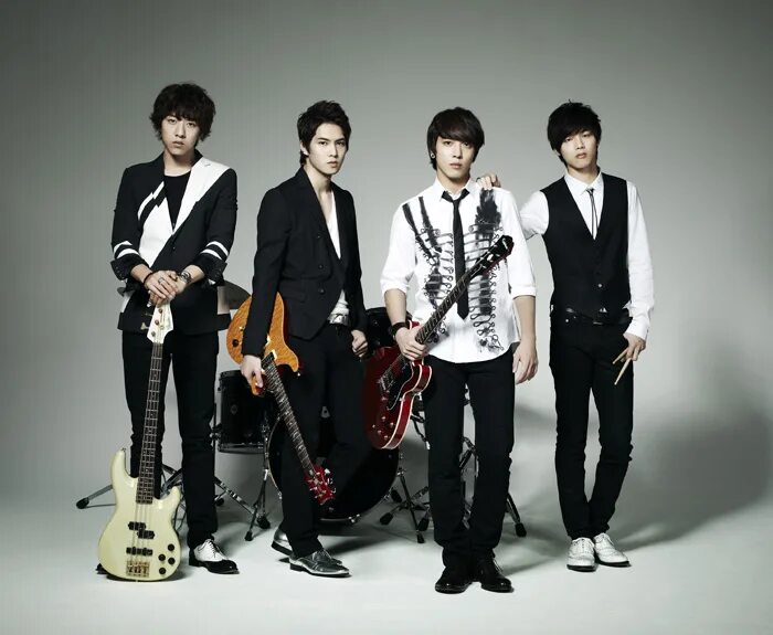 Cnblue. Cnblue корейский музыкальная группа. Группа cnblue собачками. Группа cnblue участники. Blue.
