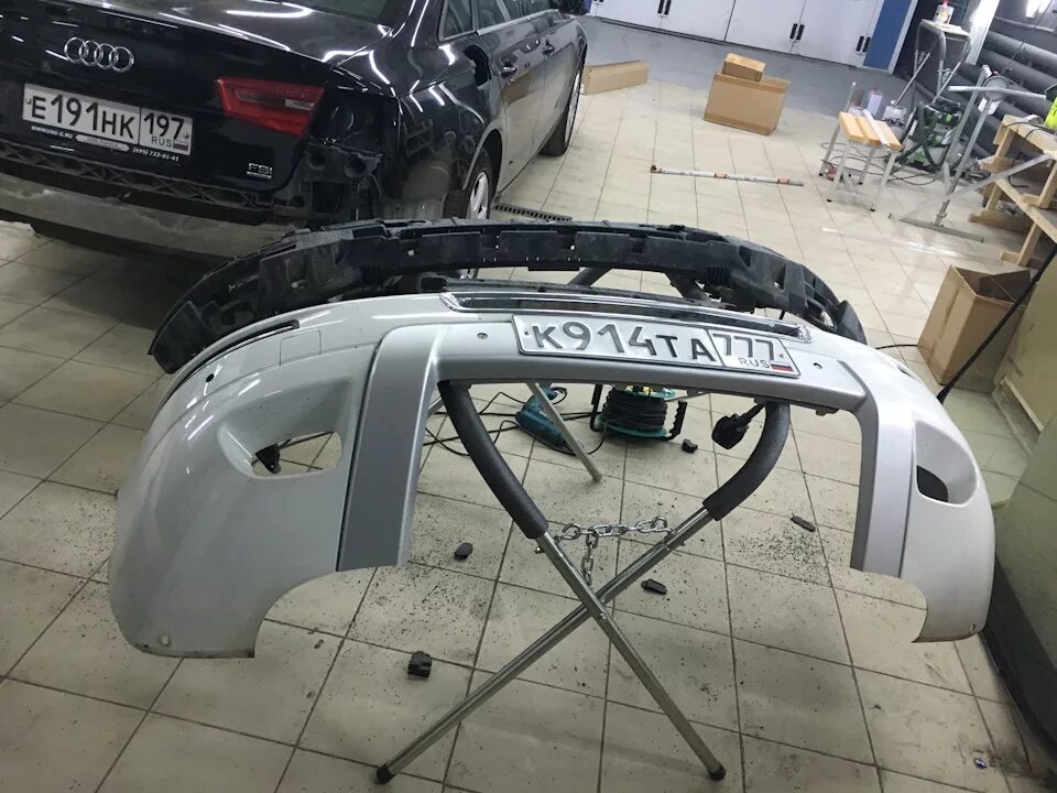 Парктроник на вольво хс70. Парктроник volvo xc70. Замена датчика парктроника volvo xc90. Надпись volvo на багажник xc70. Блок заднего парктроника xc90.