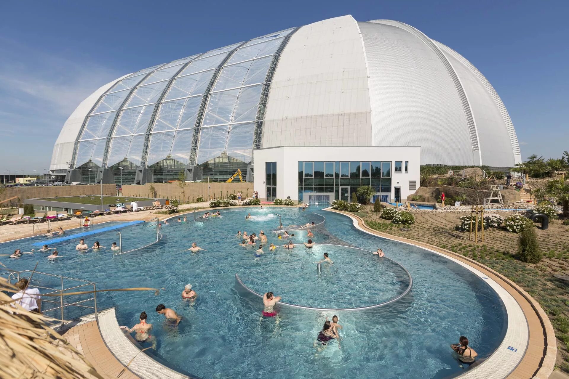 Аквапарк айленд. Tropical Islands аквапарк. Аквапарк под Берлином Tropical Islands. Аквапарк в ангаре для дирижаблей Германия.