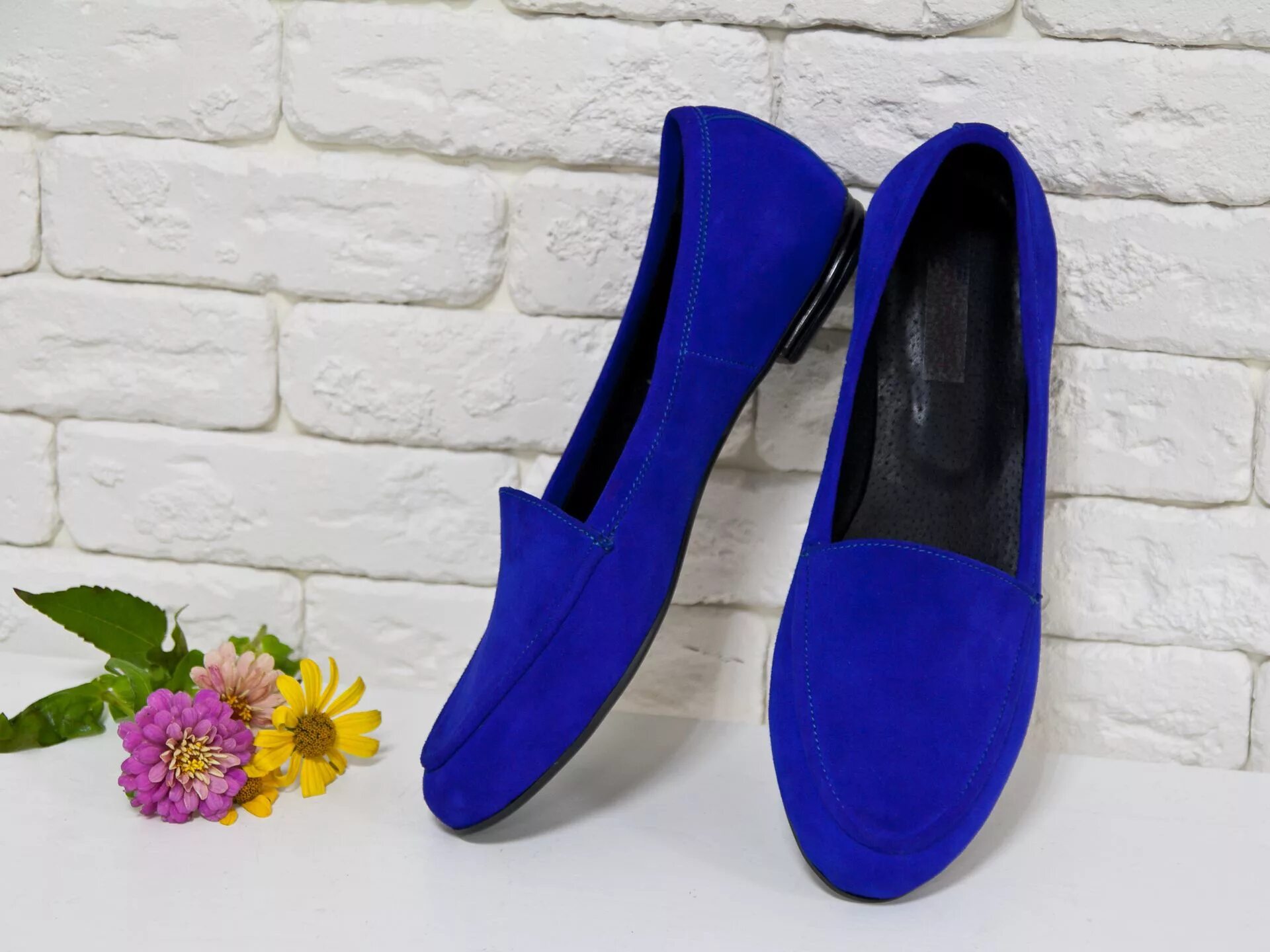 Голубая женская обувь. Синие туфли. Туфли синие женские. Туфли из замши синие. Синие замшевые туфли женские.