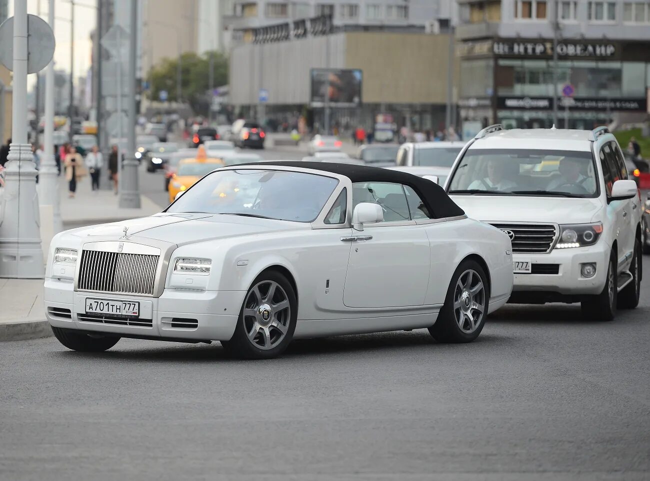 Роллс россия. Rolls Royce Phantom 777. Роллс Ройс Фантом купе в Москве. Rolls Royce 777 777. АМР 77 Rolls Royce.