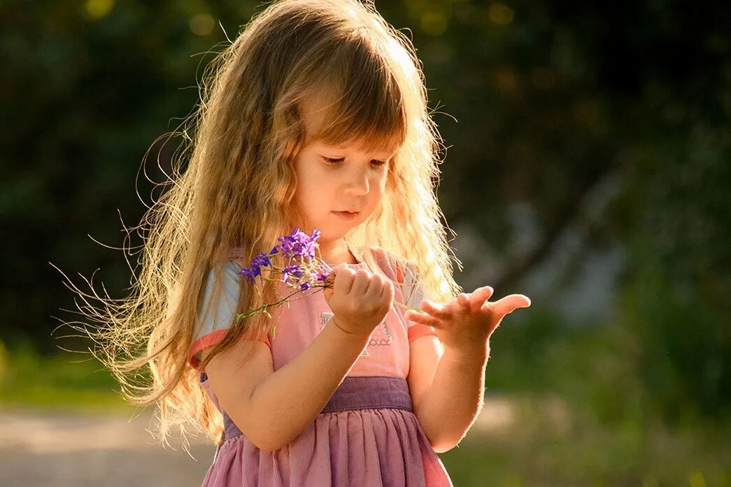 Грустная девочка. Девочка посмотрев на ее. Фото девочка смотрит мультик. Девочка с ладошками. Девочка посмотрев на ее.