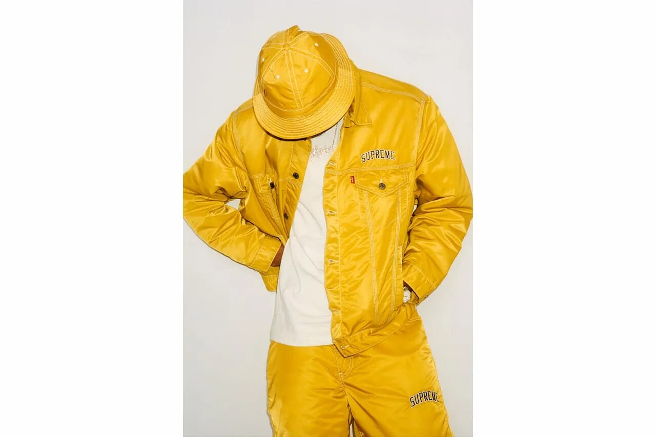 Yellow Jacket Levis. Supreme желтая куртка. Парень в желтой куртке. Куртка Levis желтая. Мужчина в желтой куртке в крокус сити