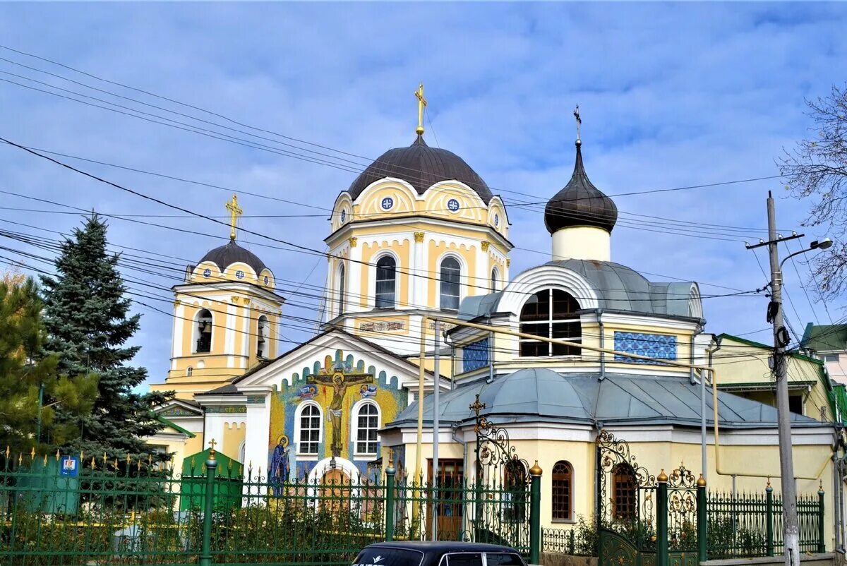 Свято троицком женском монастыре симферополь. Свято Троицкий монастырь Симферополь. Храм святителя Луки в Симферополе.