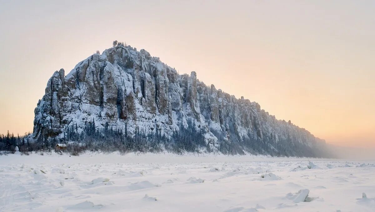 Якутские зимние. Якутск Ленские столбы. Ленские столбы Якутия зима. Ленские столбы в Якутии зимой. Река Лена зима Ленские столбы.