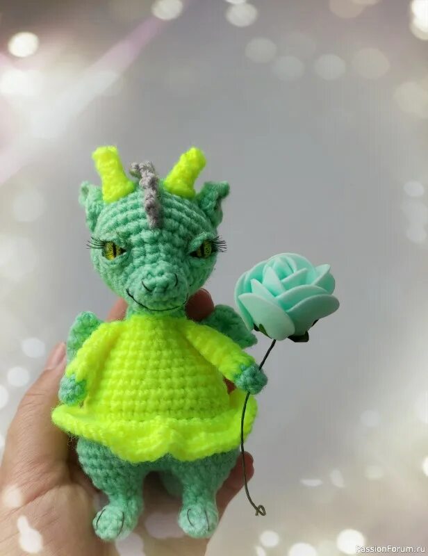 вязаный динозавр. смешные вязаные игрушки дракончик. дракоша игрушка вязаная. дракон дрейк крючком схема и описание. дракоша крючком.
