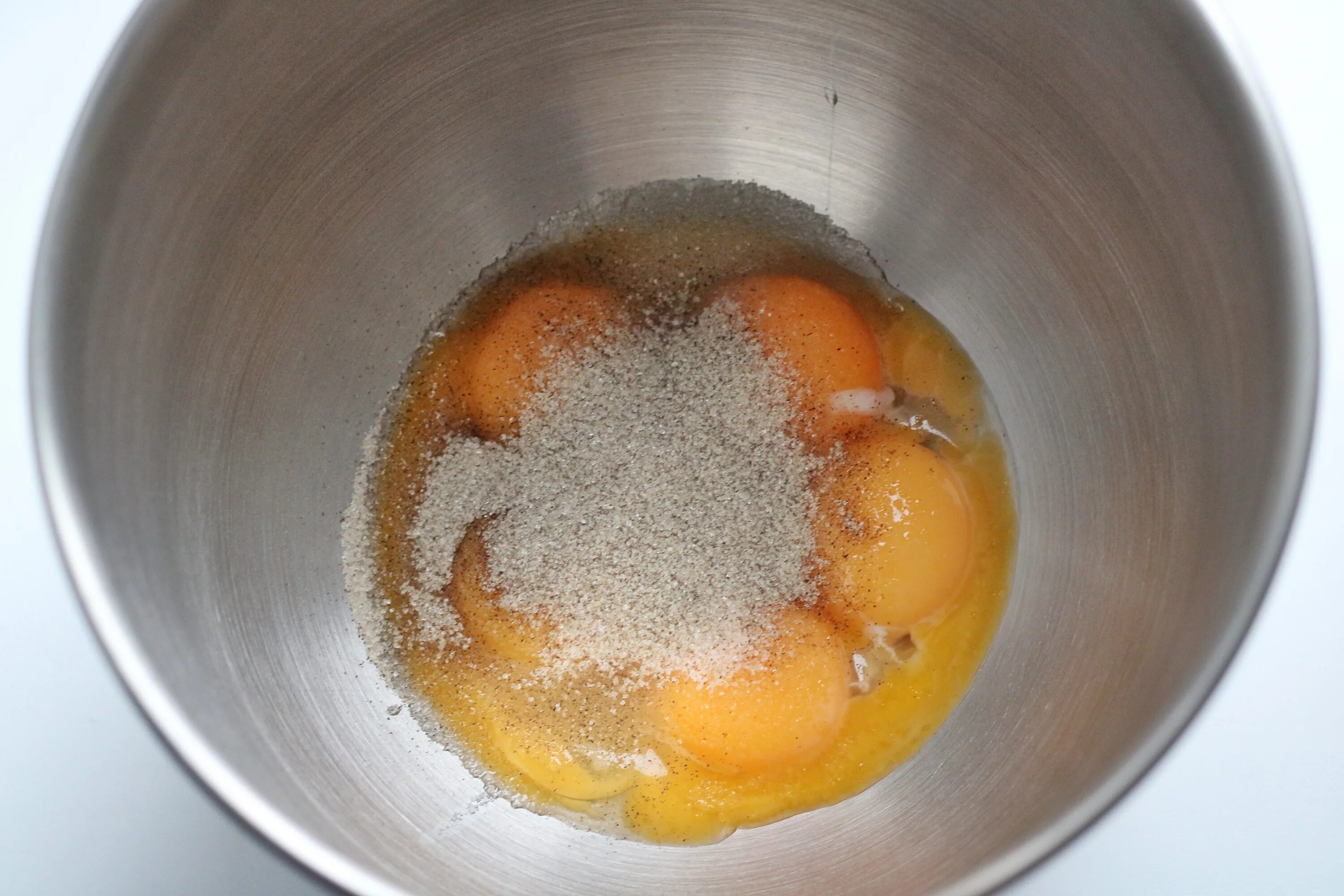 Желток в фарш. Яичный желток с куркумой. Бисквит из желтков. Приготовление жидких желтков в круглой форме. Как выглядят взбитые яйца с сахаром для бисквита.