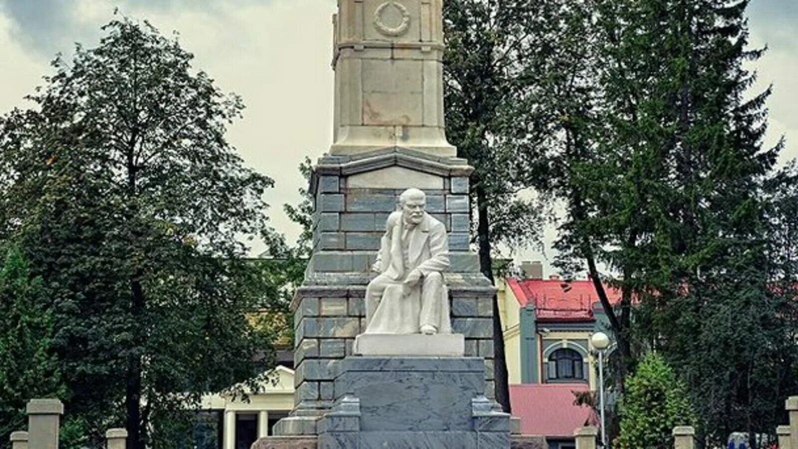Памятник ленину в уфе. Сквер ленина уфа. памятник ленина в уфе. сквер ленина памятник уфа. скульптура ленина в сквере ленина уфа.