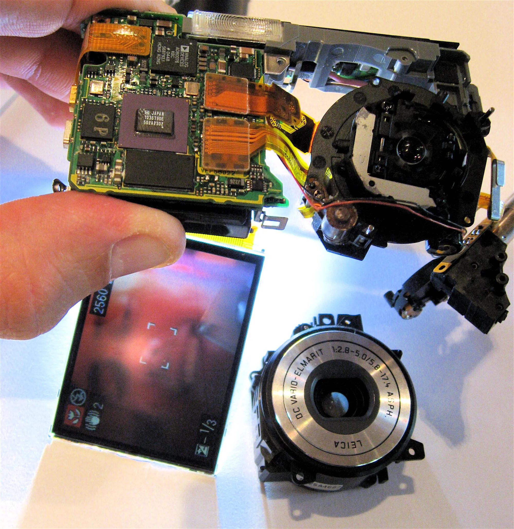 Фотокамера изнутри. Матрица цифрового фотоаппарата. Матрица цифровой камеры. Внутренности видеокамеры.
