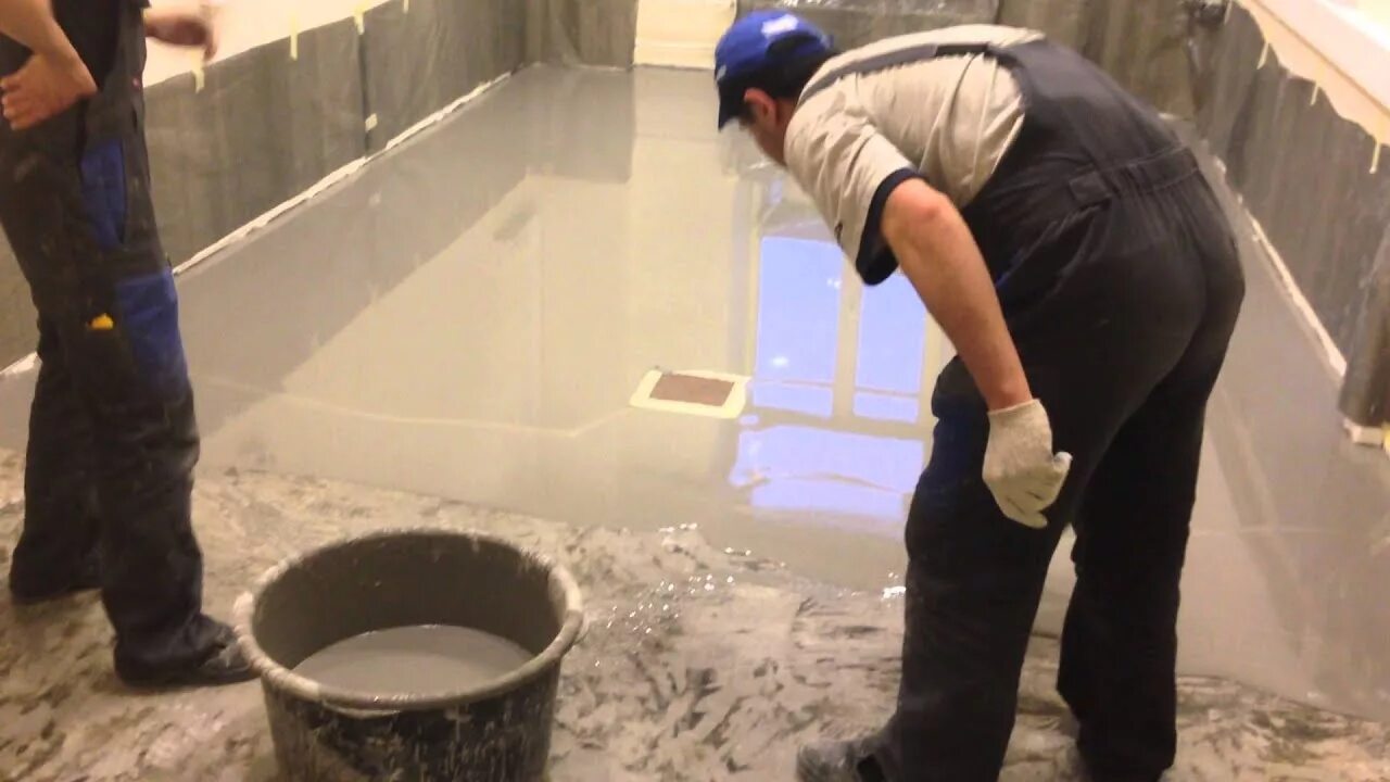 Чем залить выровнять пол. Заливка пола самовыравнивающейся смесью. самовыравнивающая стяжка. полы наливные самовыравнивающие. демонтаж наливного пола.