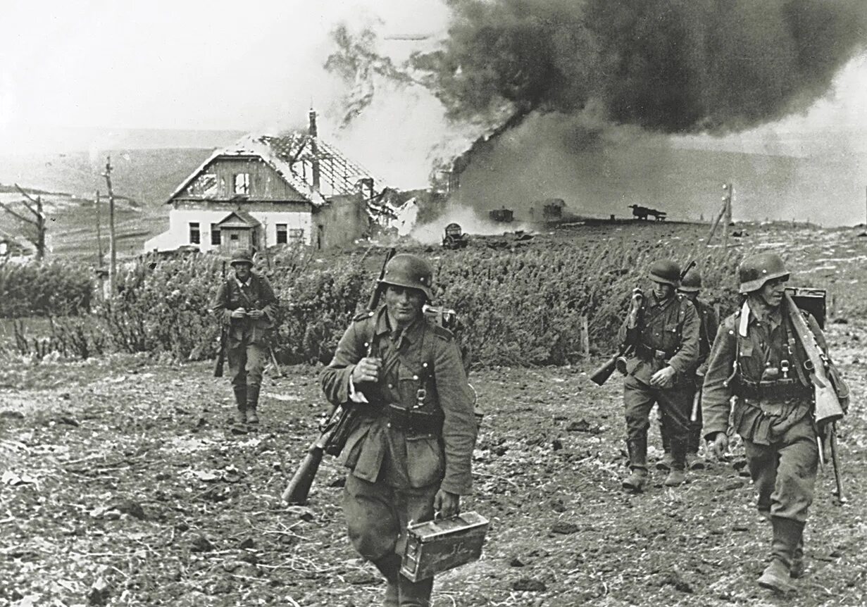 Первое нападение германии. Немецкие солдаты 22 июня 1941. Атака немцев 1941. Вторжение немцев в СССР 1941 года. Немецкие солдаты в обороне.
