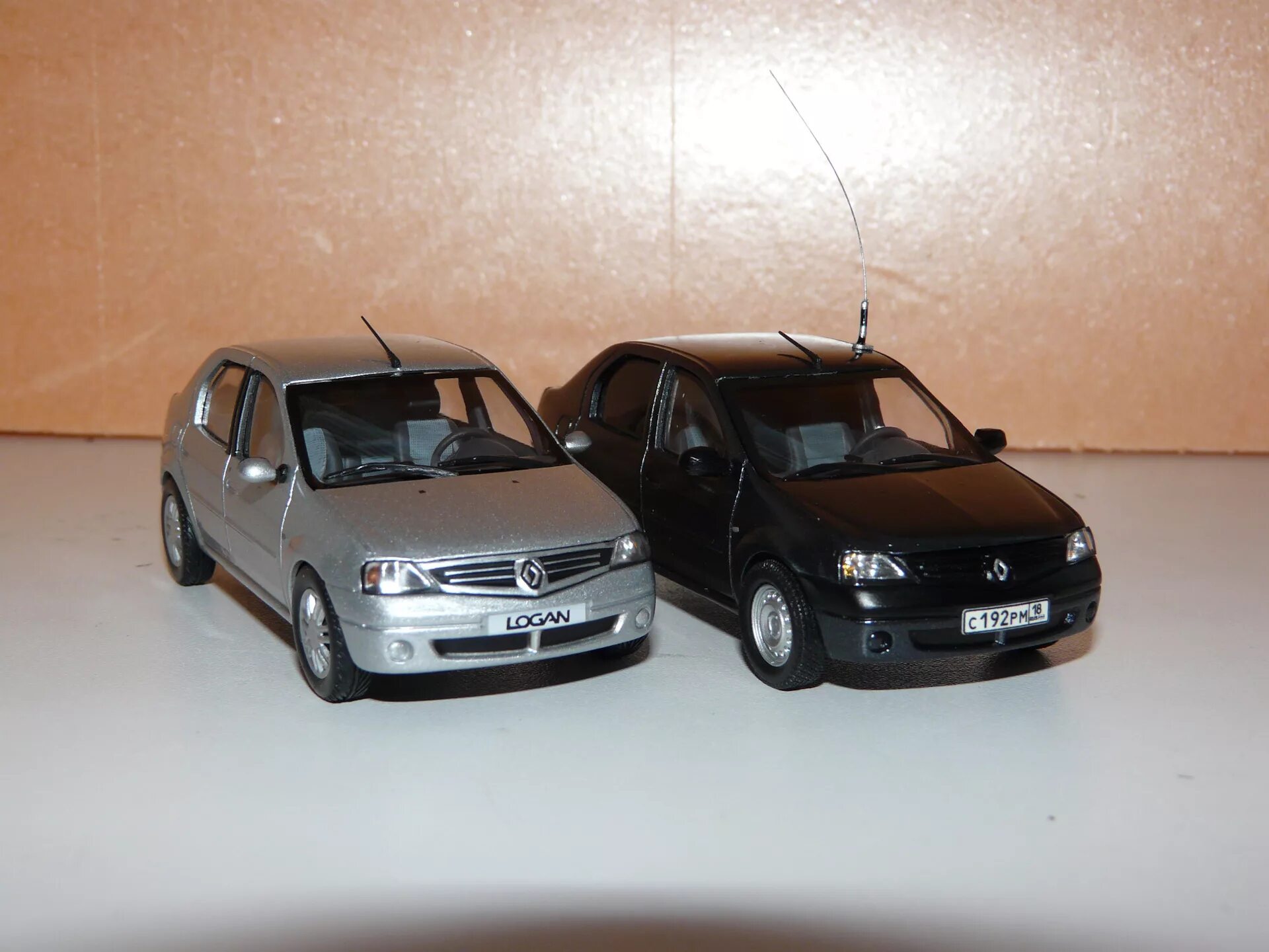 Модель Renault Logan 1/24. Моделька Рено Логан 2. Renault Logan игрушка. Модель Рено Логан 2 игрушка.