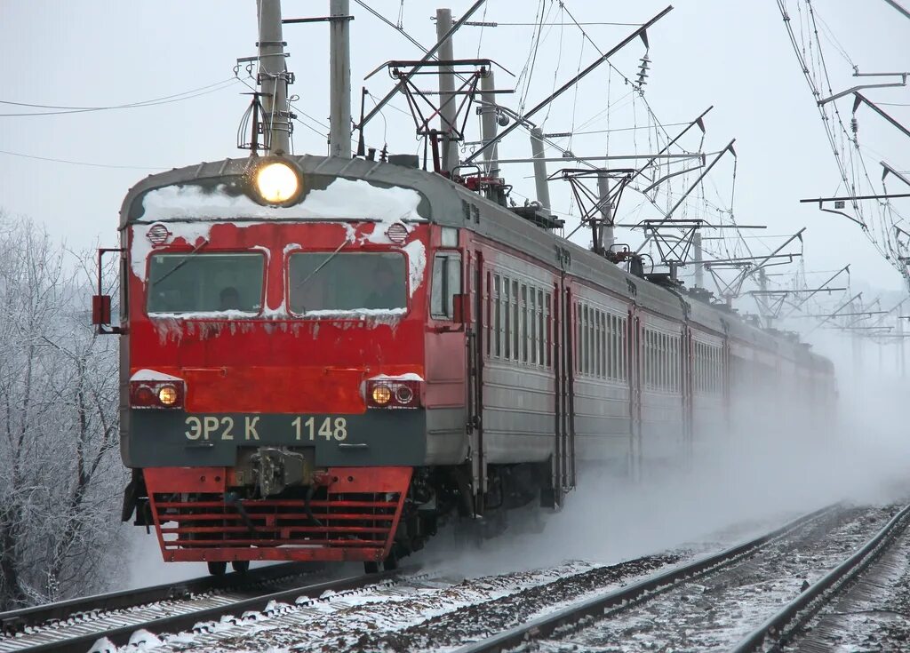 Поезд 23 апреля. Эр2к 1184. Эр2р 7047 на станции Павловский Посад. Электричка колхоз. CAF b23 поезда.