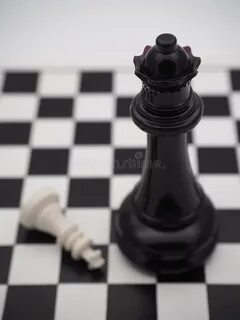 Ферзь через фигуры может
