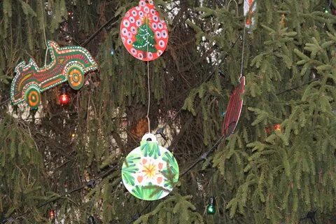 Украсить главную елку
