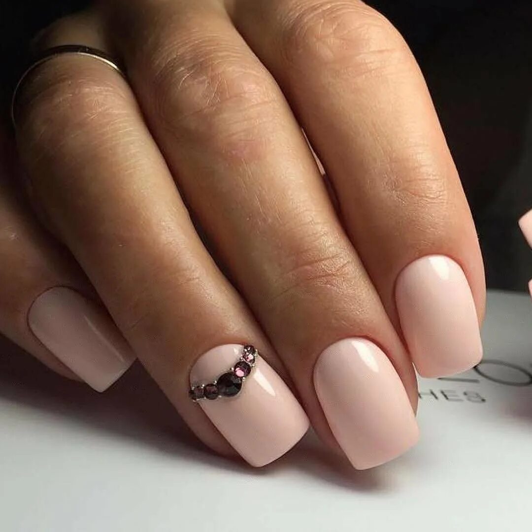 идеи маникюра 2024 на короткие квадратные ногти. модный маникюр нюд. матовый маникюр на короткие ногти 2021 квадрат. дизайн на квадратные ногти. интересный френч.