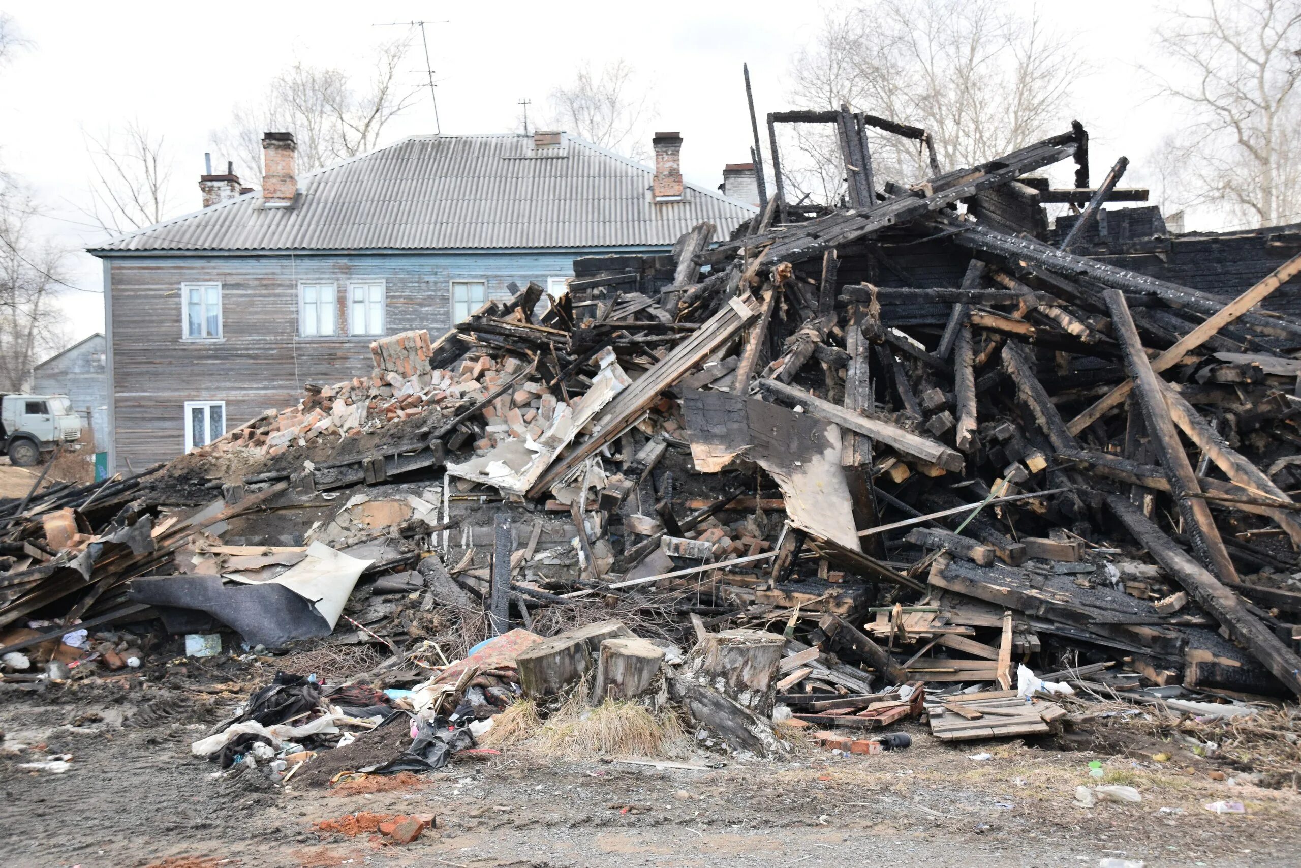 Аварийный дом в уфе. Снесенные деревянные дома. Снесенный дом. Сносят дом. Мурманск фрунзе 33 расселение ветхого жилья.