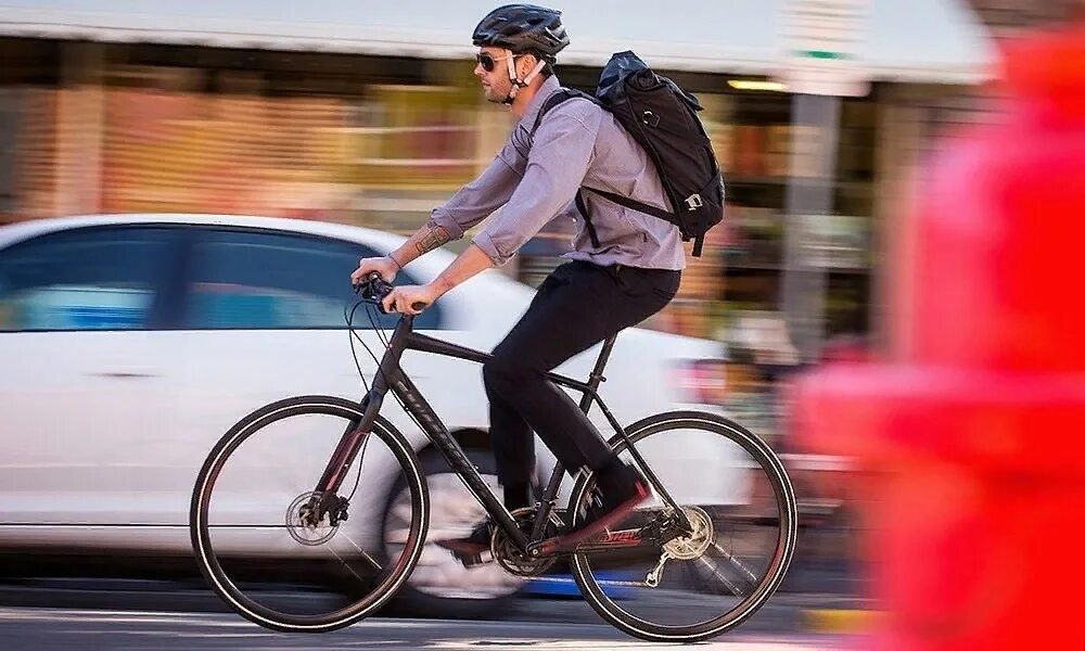Ездить на работу на велосипеде. Человек едет натвелосиреде. Человек на велосипеде. Мужчина едет на велосипеде. Катание на велосипеде.